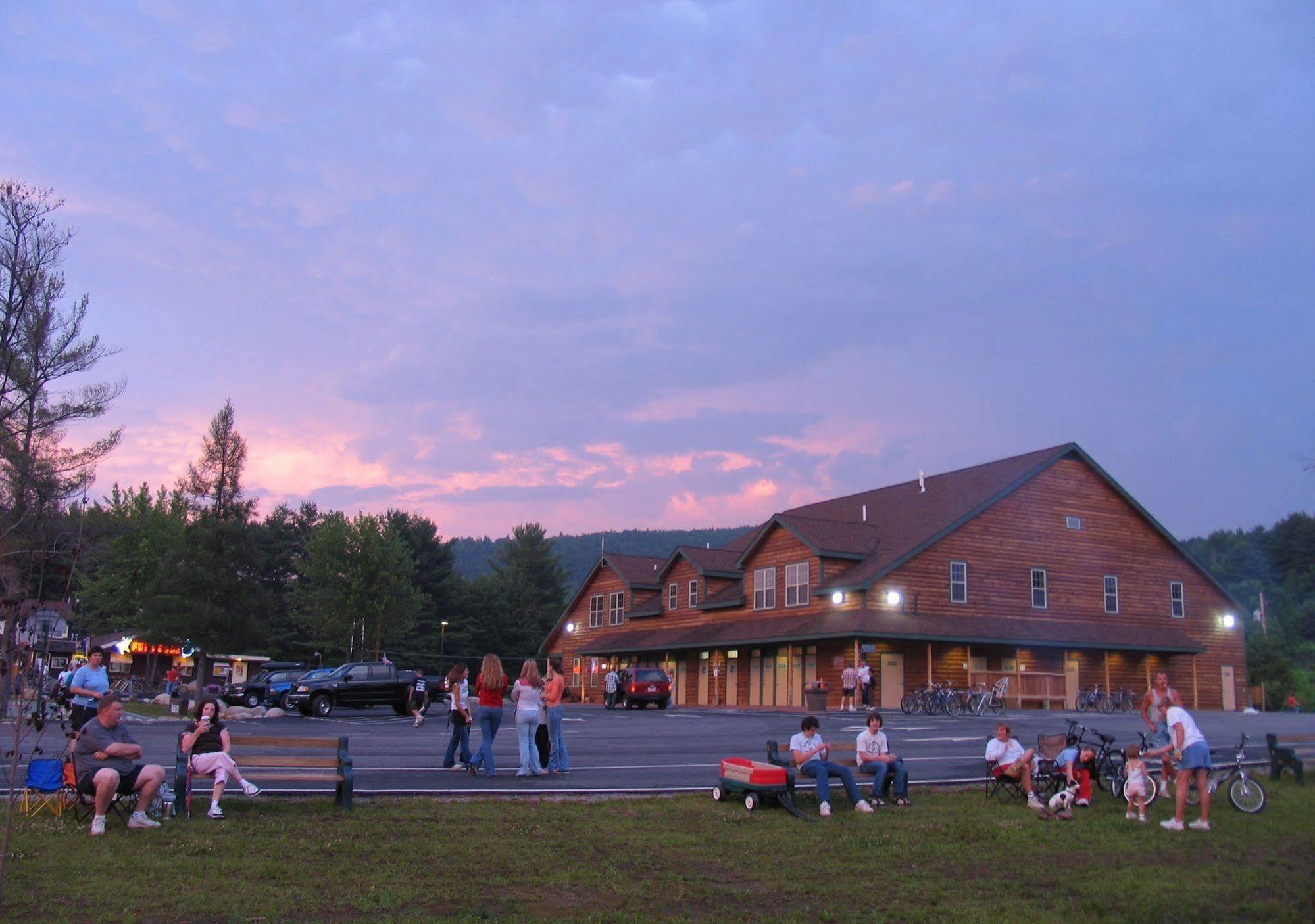 Lake George Escape - Campground Warrensburg Екстериор снимка